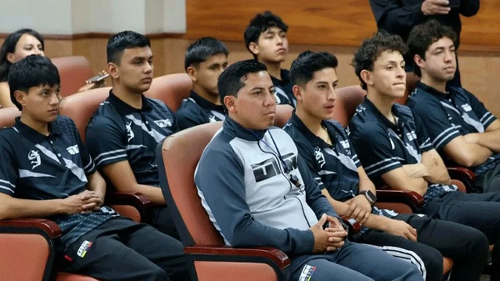 Plantel de seis jugadores de ecuavóley de la UTN en el coliseo universitario