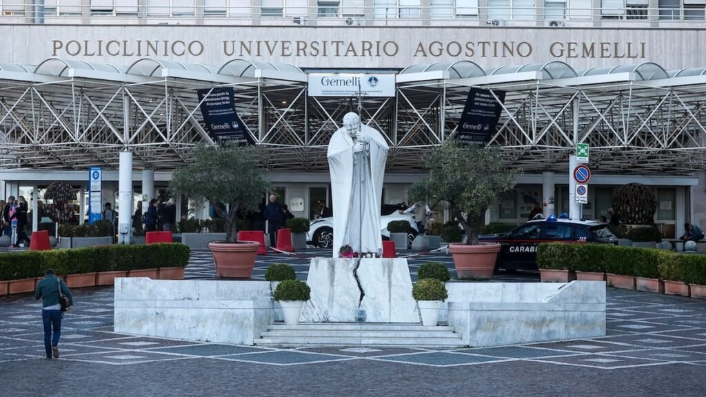 El Vaticano confirma que la cirugía del papa concluyó con éxito en Roma