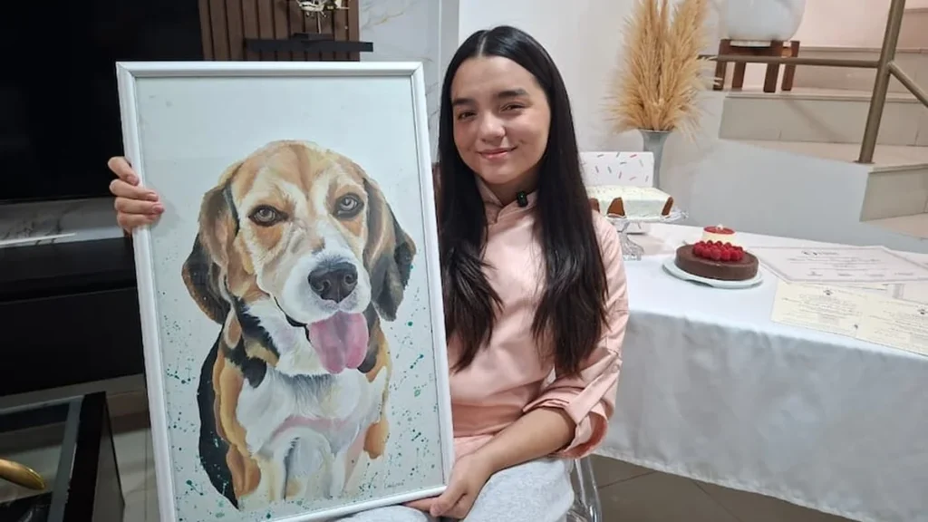 Chef pastelera Nicole Sánchez posa sonriente junto a sus creaciones de alta repostería en taller culinario