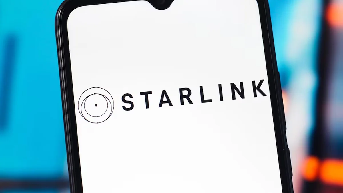 Antena satelital de Starlink instalada con vista despejada hacia el cielo