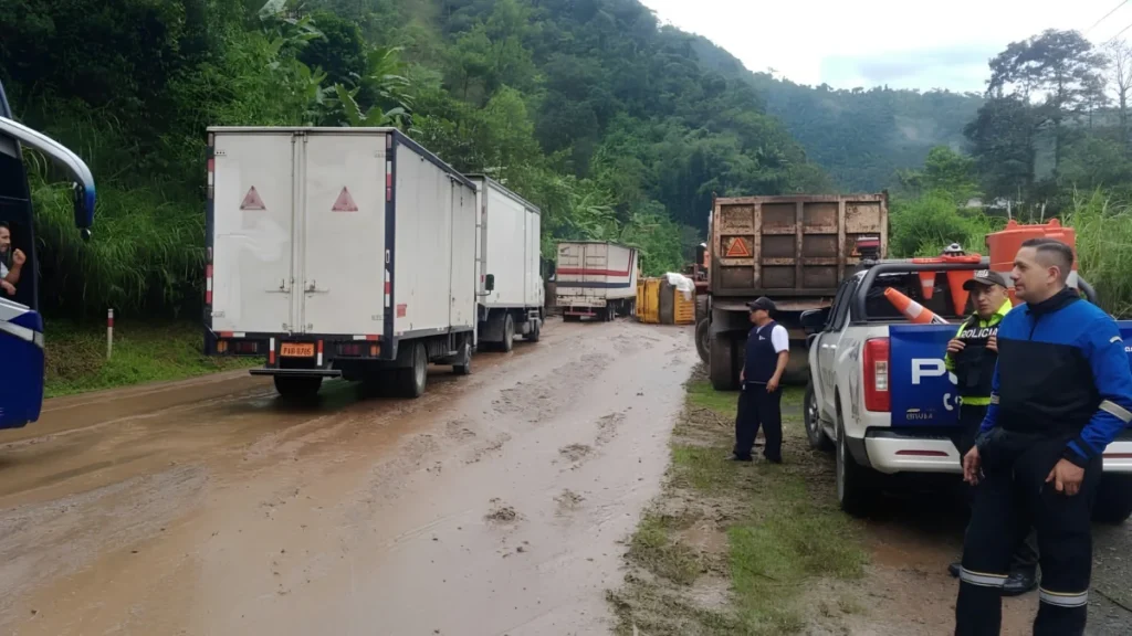 Maquinaria pesada retirando escombros y lodo en la vía Alóag-Santo Domingo