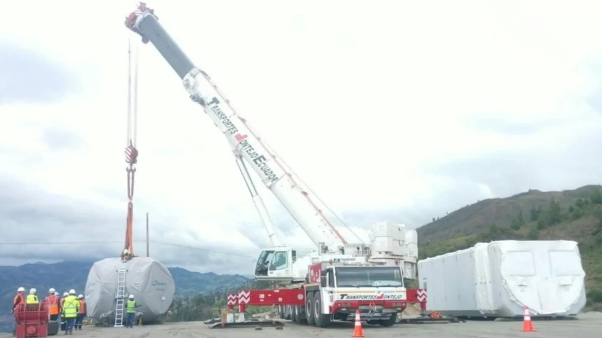 Parque eólico Villonaco con aerogeneradores en las colinas de Loja.