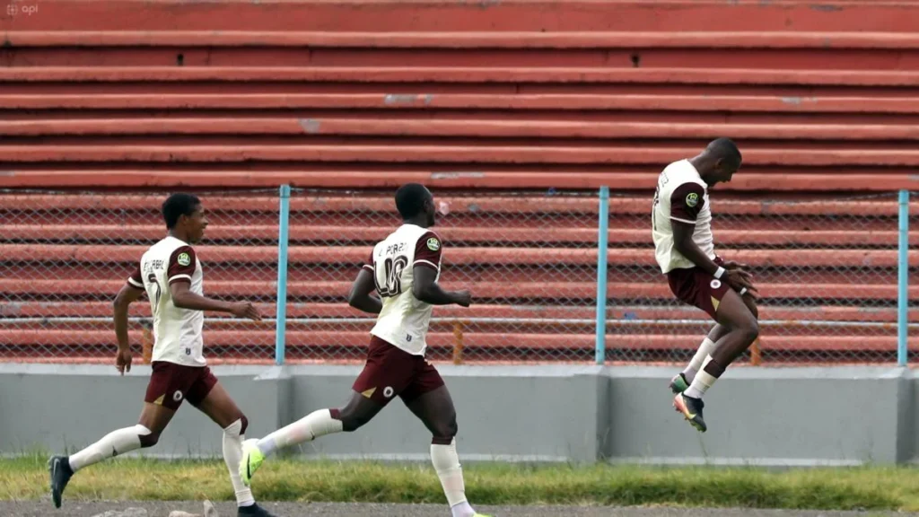 Jugadores de Vinotinto FC celebran el gol de la victoria y el histórico ascenso a Serie A