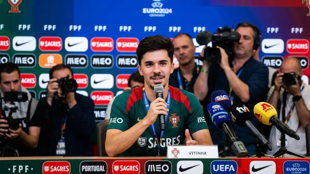 Vitinha mediocampista portugués en conferencia de prensa de la selección nacional