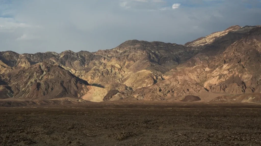 Extensión desértica con dunas de arena y vegetación árida en el Parque Nacional del Valle de la Muerte