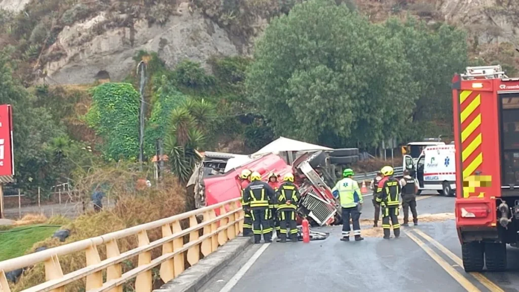 Tráiler volcado en el puente de Guachalá en Cayambe con atención de rescatistas