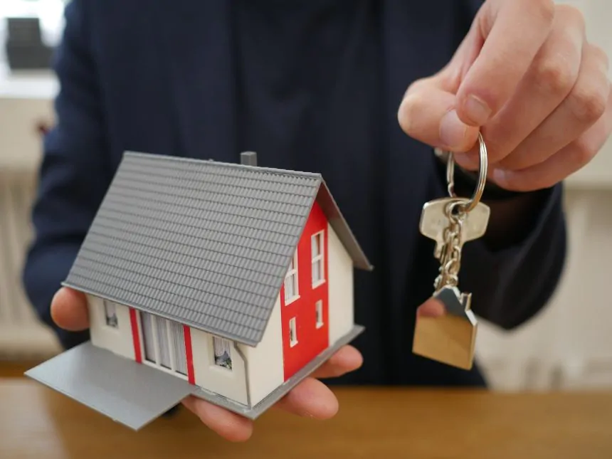 Según el portal de noticias Primicias, Cuatro gastos extra que hay que pagar al comprar vivienda en Ecuador