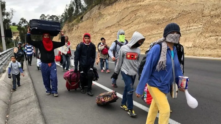 Cerca de 200 ciudadanos venezolanos han salido diariamente de Perú a través de la frontera con Ecuador, un día después de que expirara el plazo para regularizar su situación migratoria el pasado 10 de noviembre.