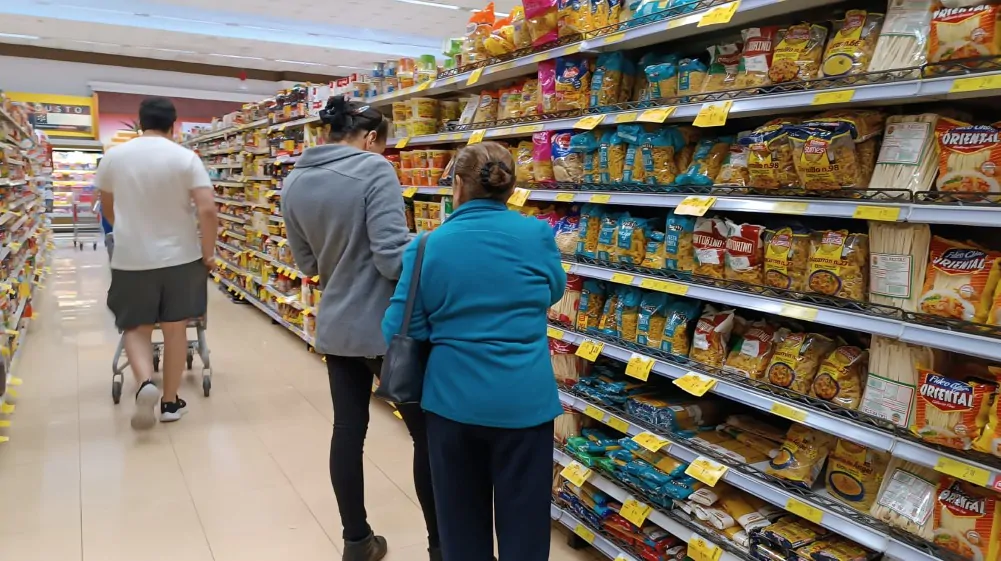 Descubre cómo los cambios en los hábitos de consumo impulsaron un aumento del 4% en el gasto doméstico en Ecuador en 2023