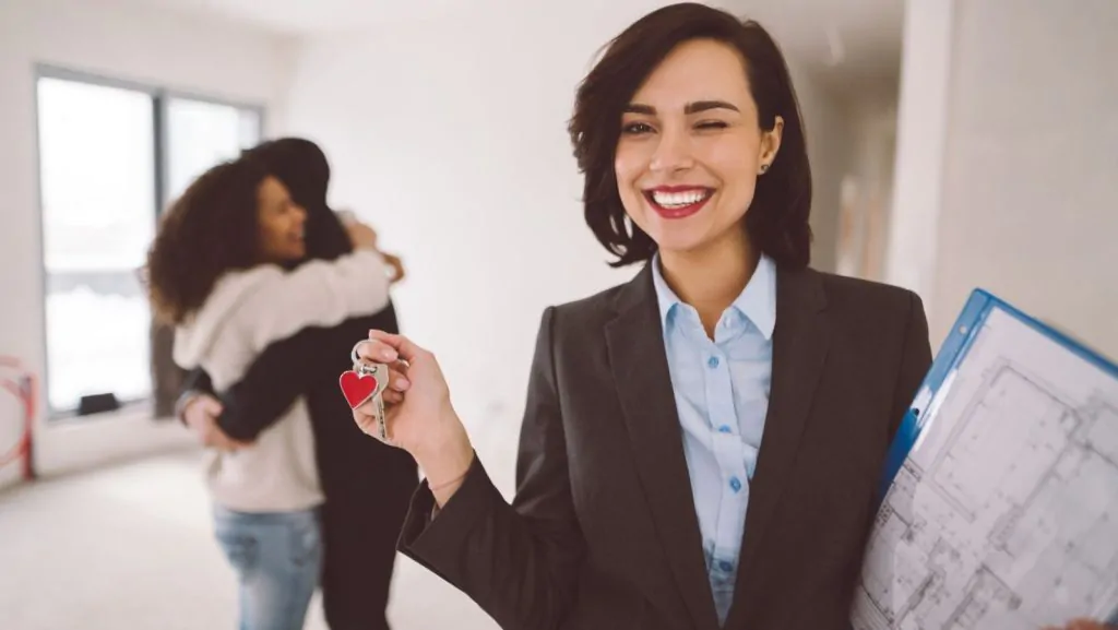 las mujeres están transformando la industria inmobiliaria en Ecuador, desafiando las brechas de género y destacando en roles directivos.