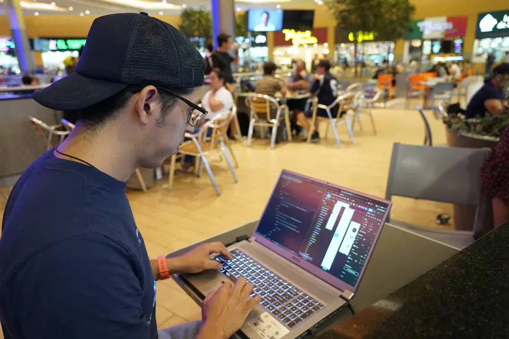 Ante los cortes de luz en Guayaquil, los residentes buscan soluciones dentro del City Mall para seguir con sus actividades diarias.