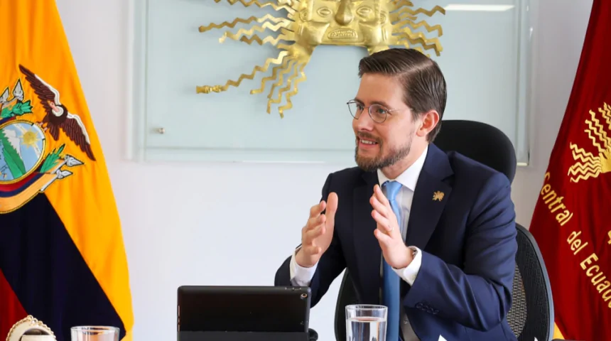 Guillermo Avellán confirma que la economía ecuatoriana sale de la recesión en el tercer trimestre de 2024, impulsada por factores positivos.