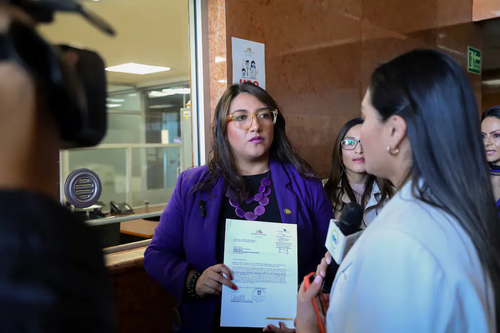 La Fiscalía investiga a Gissela Garzón por difundir información confidencial, iniciando un caso de alto perfil.
