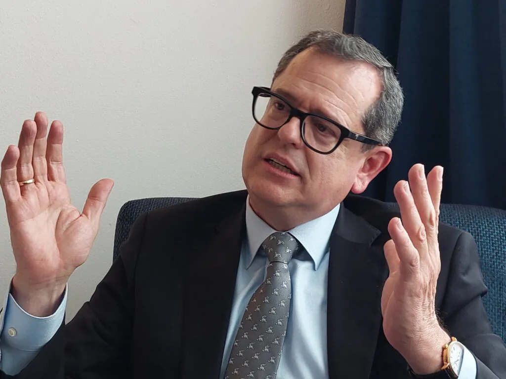 La posible precandidatura de Carlos Rabascall a la presidencia por la Izquierda Democrática provoca división interna en el partido.