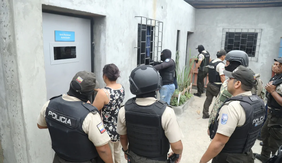 La Policía Nacional, junto con fuerzas militares, ha desmantelado una oficina paralela en Fincas Delia, implicada en trámites ilegales.