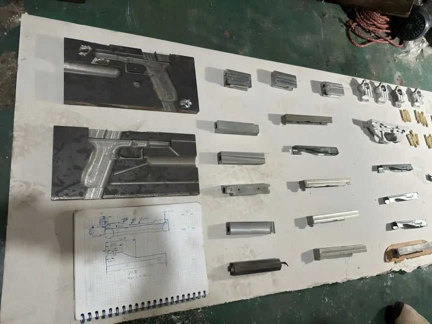 La Policía ha desarticulado una fábrica de armas en Quevedo, revelando una operación clandestina de modificación y reparación de armamento.