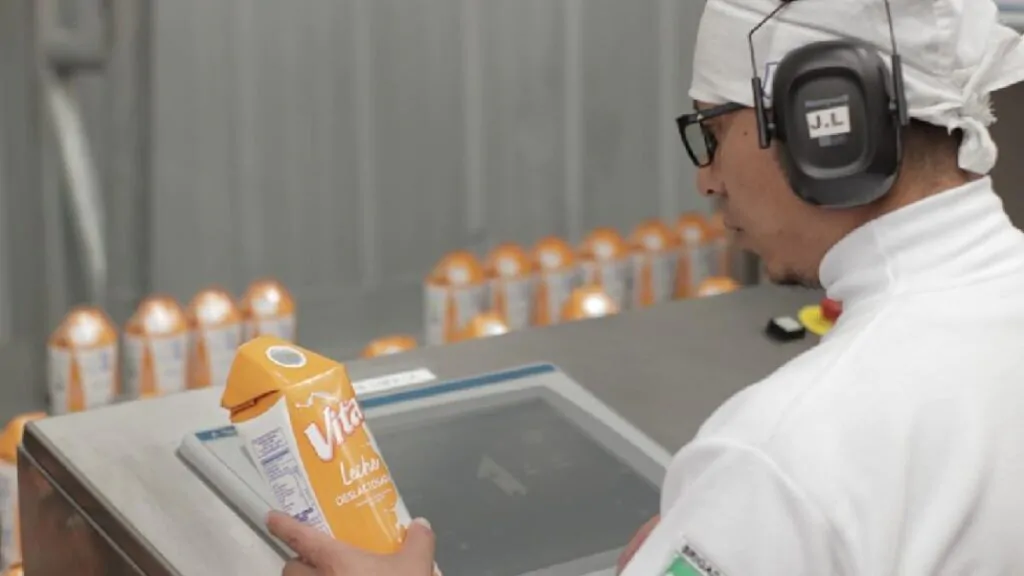 Vita Alimentos expande su mercado internacional mediante un acuerdo de maquila con Perú, aumentando su capacidad productiva y competitividad.