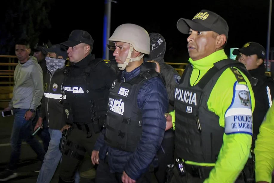 Ecuador ha entregado a Colombia a un líder de las disidencias de las FARC, detenido en Tulcán por reclutamiento de jóvenes.