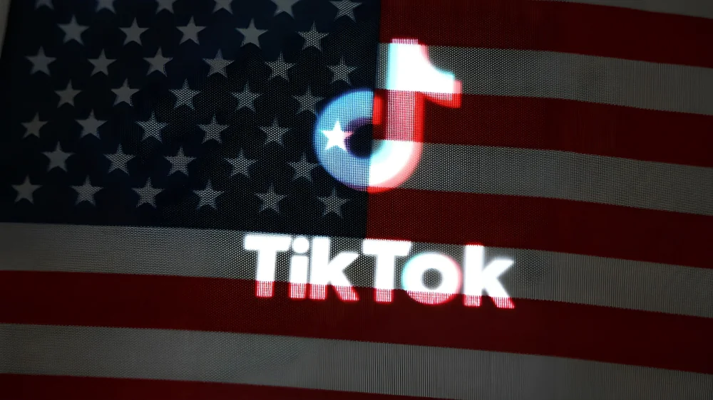 Estados Unidos acusa a TikTok de recopilar datos de menores sin consentimiento parental, violando la privacidad infantil.