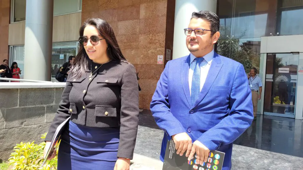 Candidatos a la vicepresidencia de Ecuador rechazan la suspensión de Verónica Abad por 150 días, defendiendo la institucionalidad.