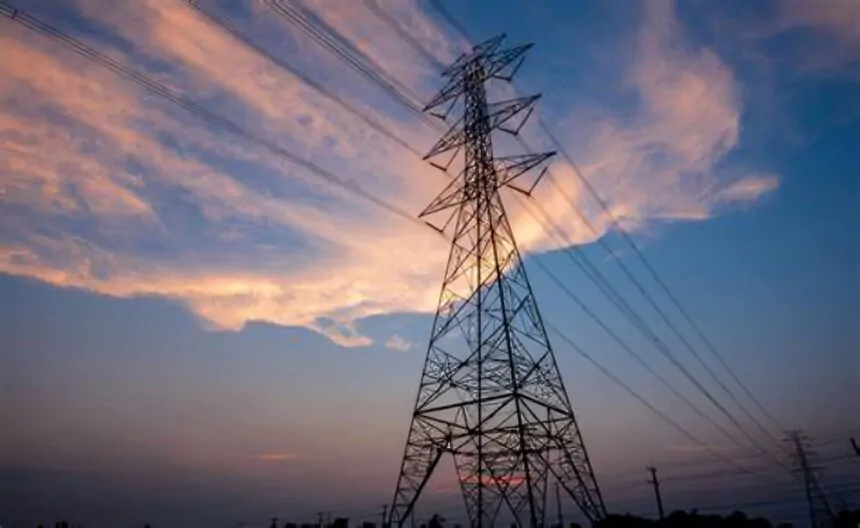 Colombia retoma la exportación de energía eléctrica a Ecuador, aliviando la crisis energética que enfrenta el país vecino.