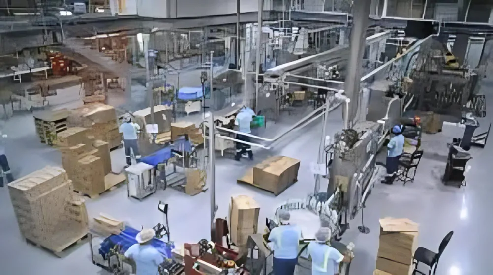 Impacto en productividad por cortes de luz en Ecuador afecta empresas y empleados, generando estrés y cambios operativos significativos.