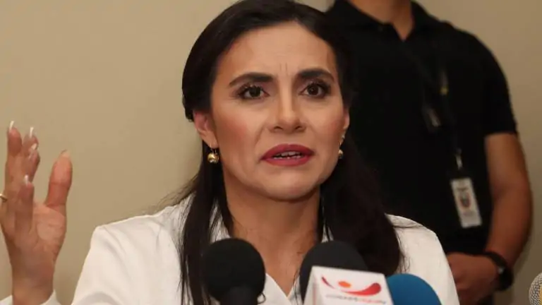 La vicepresidenta de Ecuador es acusada de usurpación y retención ilegal del mando en medio de una disputa política con el presidente Noboa.