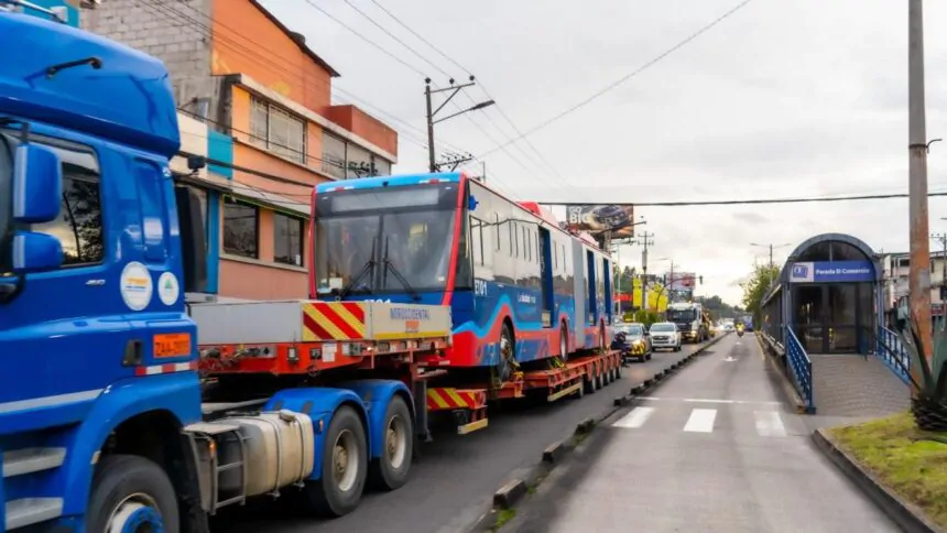 El primer trolebús eléctrico de la nueva flota adquirida por el Municipio de Quito llegó desde China con 60 unidades en total.
