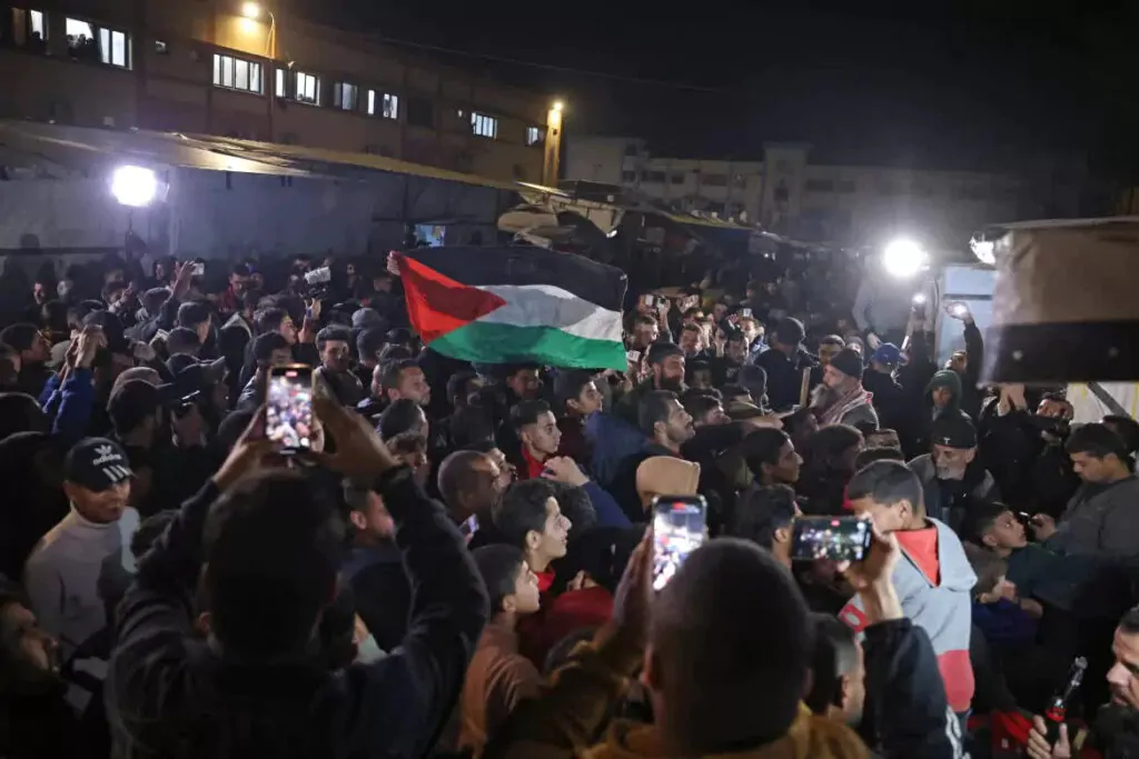 Israel ha alcanzado un acuerdo con Hamas para un alto el fuego que incluye la liberación de rehenes, marcando un hito en el conflicto.