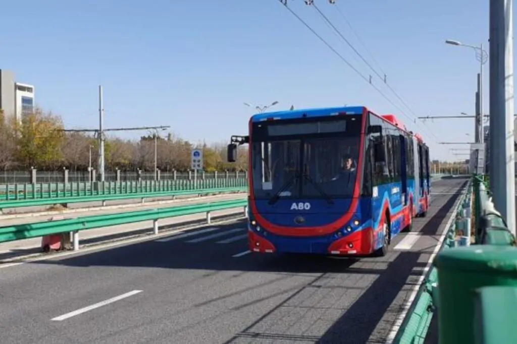 El primer trolebús eléctrico de la nueva flota adquirida por el Municipio de Quito llegó desde China con 60 unidades en total.