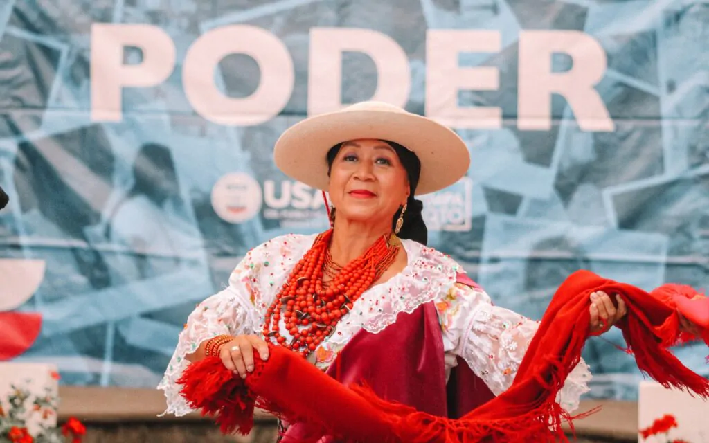 El proyecto PODER, cofinanciado por USAID, empodera a 600 mujeres en Ecuador mediante formación integral y la creación de música con IA.