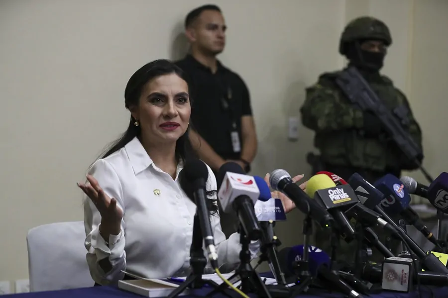 La vicepresidenta de Ecuador es acusada de usurpación y retención ilegal del mando en medio de una disputa política con el presidente Noboa.