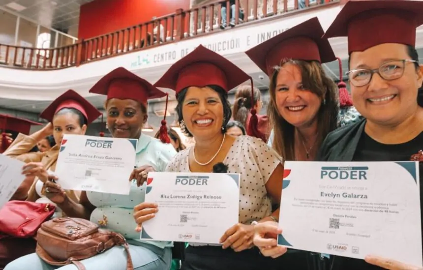 El proyecto PODER, cofinanciado por USAID, empodera a 600 mujeres en Ecuador mediante formación integral y la creación de música con IA.