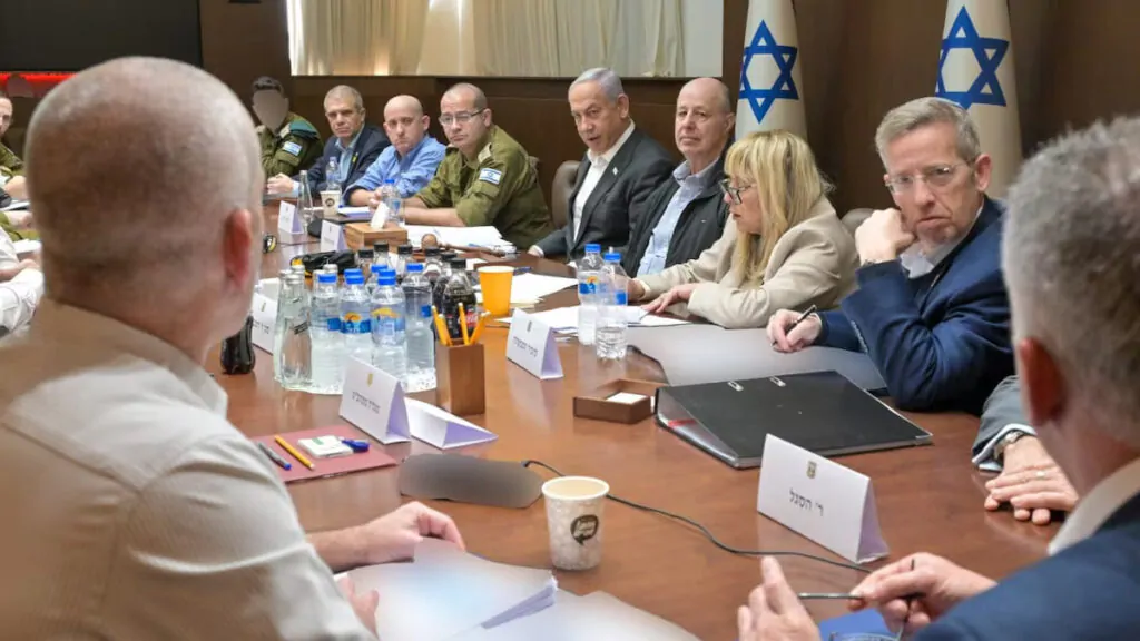 Israel ha alcanzado un acuerdo con Hamas para un alto el fuego que incluye la liberación de rehenes, marcando un hito en el conflicto.