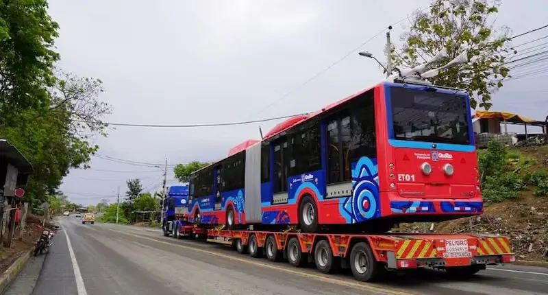 El primer trolebús eléctrico de la nueva flota adquirida por el Municipio de Quito llegó desde China con 60 unidades en total.