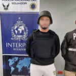 Tercer más buscado de Ecuador, Jean Pisco, fue extraditado desde Alemania para enfrentar cargos por el femicidio de su esposa.