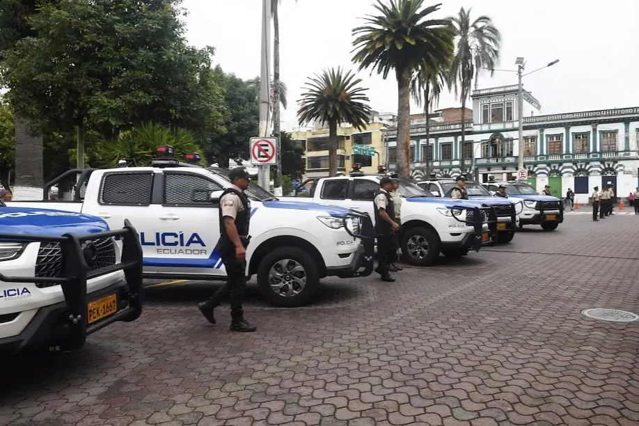 Gobierno entrega patrulleros