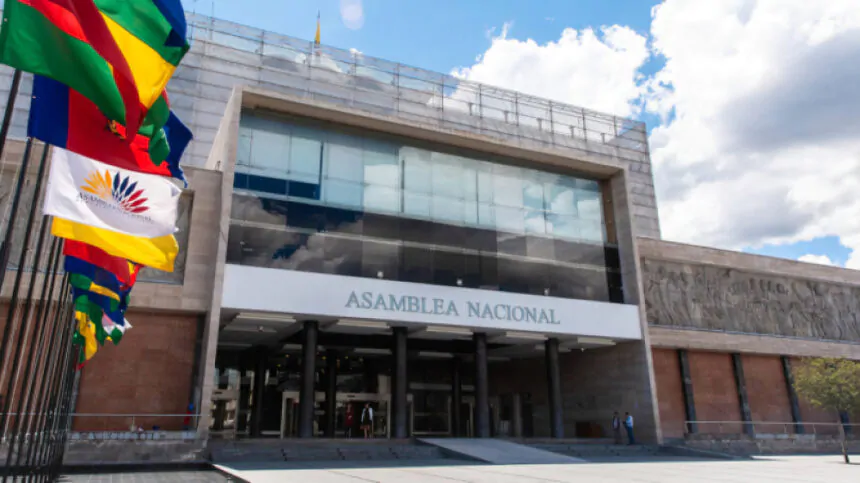Consejo Nacional Electoral inicia entrega de credenciales a asambleístas y parlamentarios andinos según cronograma provincial establecido.