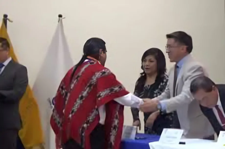 Consejo Nacional Electoral inicia entrega de credenciales a asambleístas y parlamentarios andinos según cronograma provincial establecido.