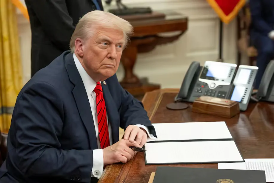 Trump elimina santuarios y Sheinbaum responde con medidas diplomáticas y consulares para proteger a migrantes mexicanos en Estados Unidos.