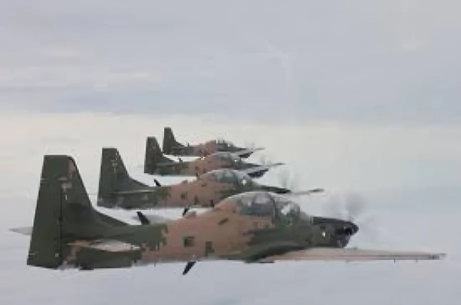 Fuerza Aérea Ecuatoriana refuerza la seguridad aérea en Guayas y Manabí con patrullajes y vigilancia durante el feriado.