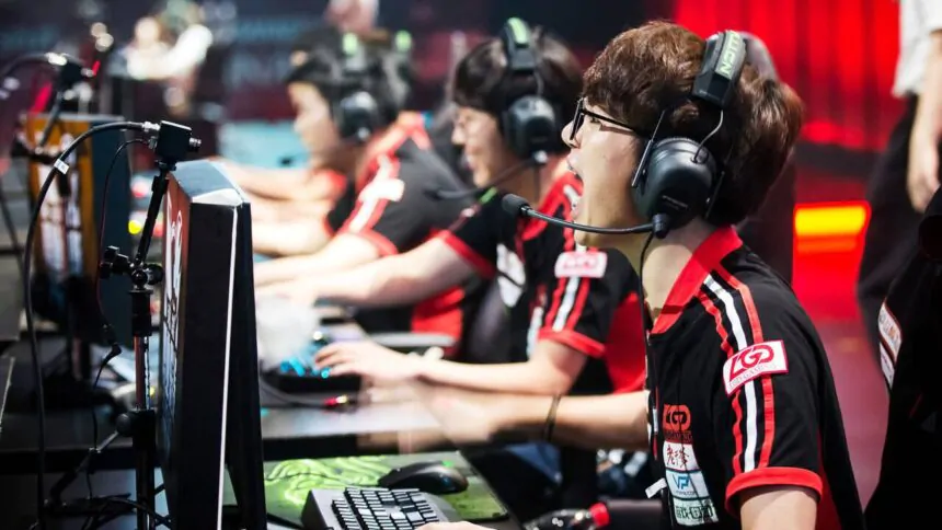 Jóvenes de la generación Z participando en actividades educativas relacionadas con esports en un aula