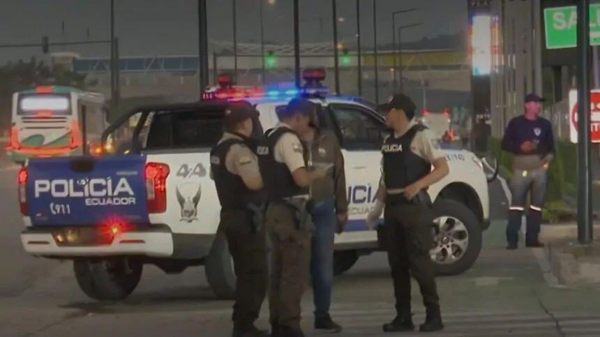 Escena del ataque armado en gasolinera de La Aurora, Daule, con presencia policial