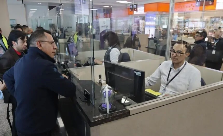 Control de vacunación contra la fiebre amarilla en aeropuerto de Quito con revisión de certificados a pasajeros internacionales
