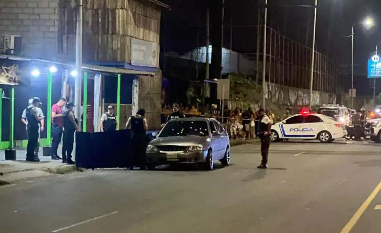 Escena del crimen tras balacera en Manta 2025 en la vía Puerto-Aeropuerto, con intervención policial