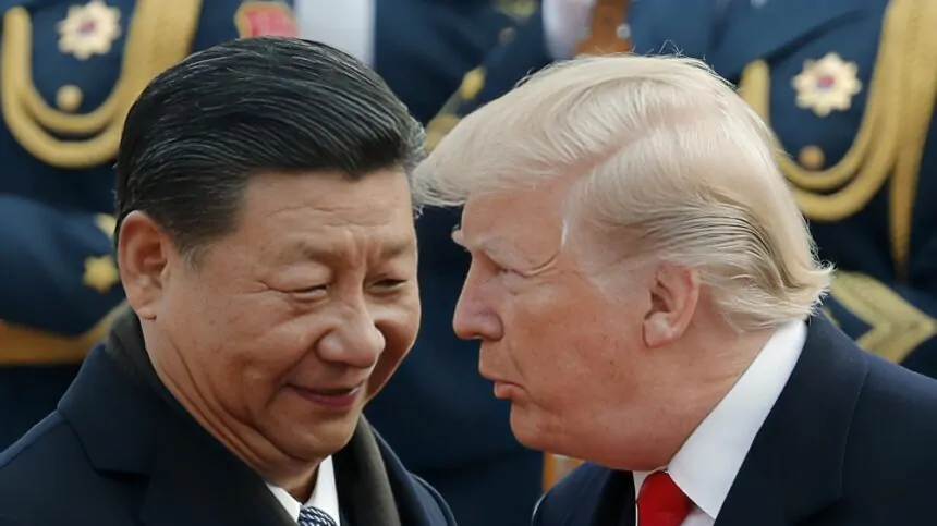Presidentes de Estados Unidos y China estrechando manos tras firma de acuerdo comercial