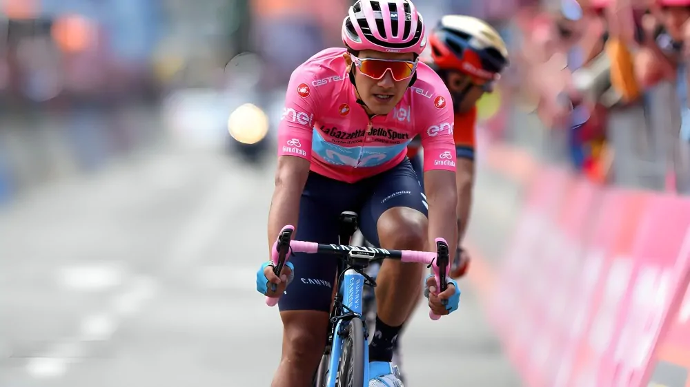 Richard Carapaz lidera equipo en el Giro de Italia
