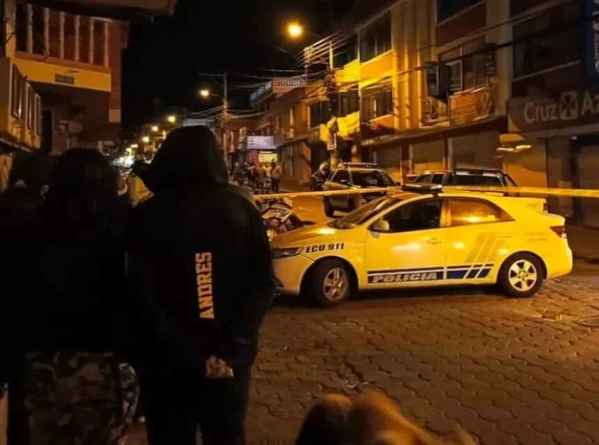 Escena policial en Quitumbe tras doble asesinato con hallazgo de panfletos con amenazas de muerte