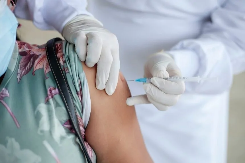 Personal de salud vacuna a niños en escuelas ante brote de tosferina en Ecuador