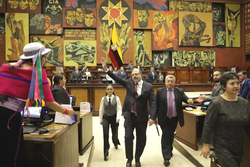 Legisladores entregando documentos en el Palacio Legislativo de Ecuador